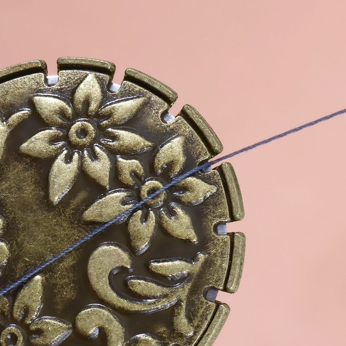 Резак для ниток, с цепочкой на руку, 3 &times; 4.5 см, цвет бронзовый