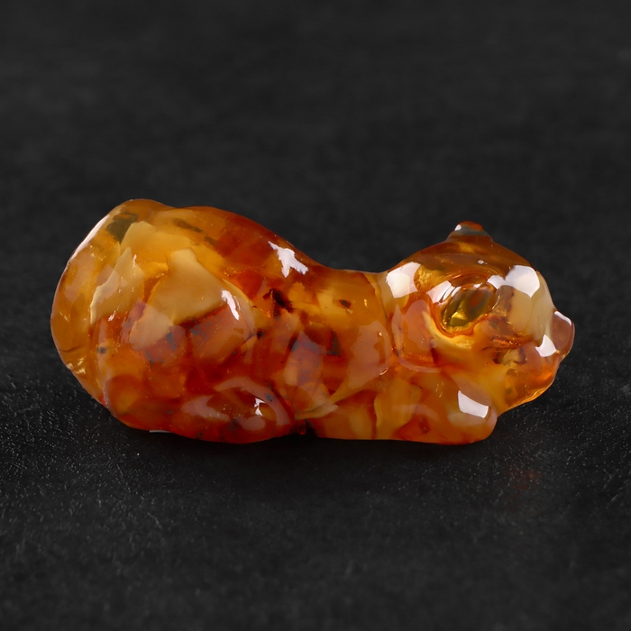 Сувенир "Кот на охоте", янтарь