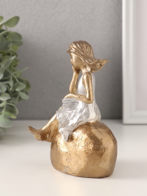 Сувенир полистоун "Малышка с книгами на камне" бронза с серебром 9х5,5х12,5 см