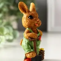 Сувенир полистоун "Зайчик-огородник с корзиной с урожаем" МИКС 4,8х3,2х9 см