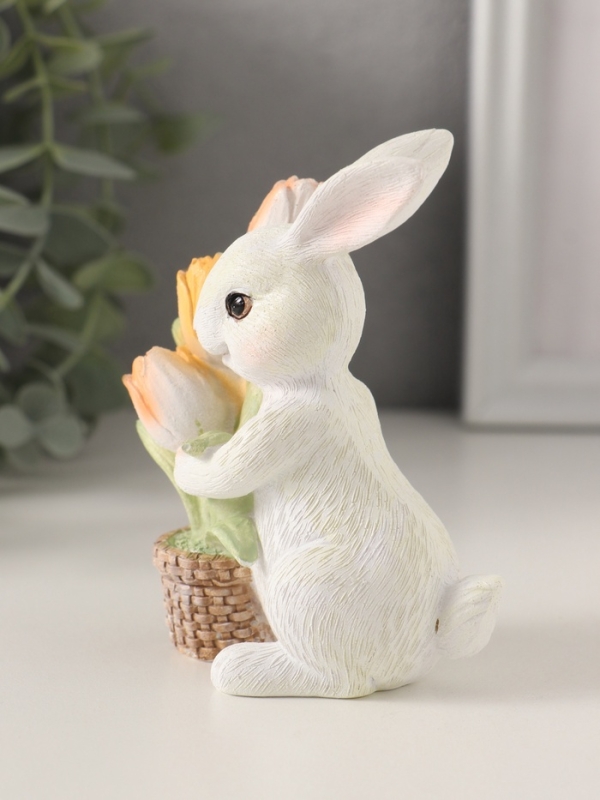 Сувенир полистоун "Белый кролик с тюльпанами в плетённом горшке" 8,5х5х10,5 см