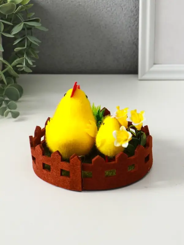 Сувенир пасхальный "Курочка с цыплятами на лужайке с забором" 12,5х12,5х8,5 см