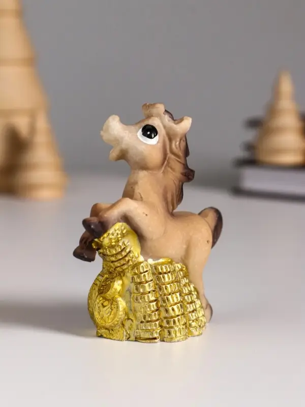 Сувенир полистоун "Лошадка с монетой - рубль" МИКС 6,5х2,6х7 см