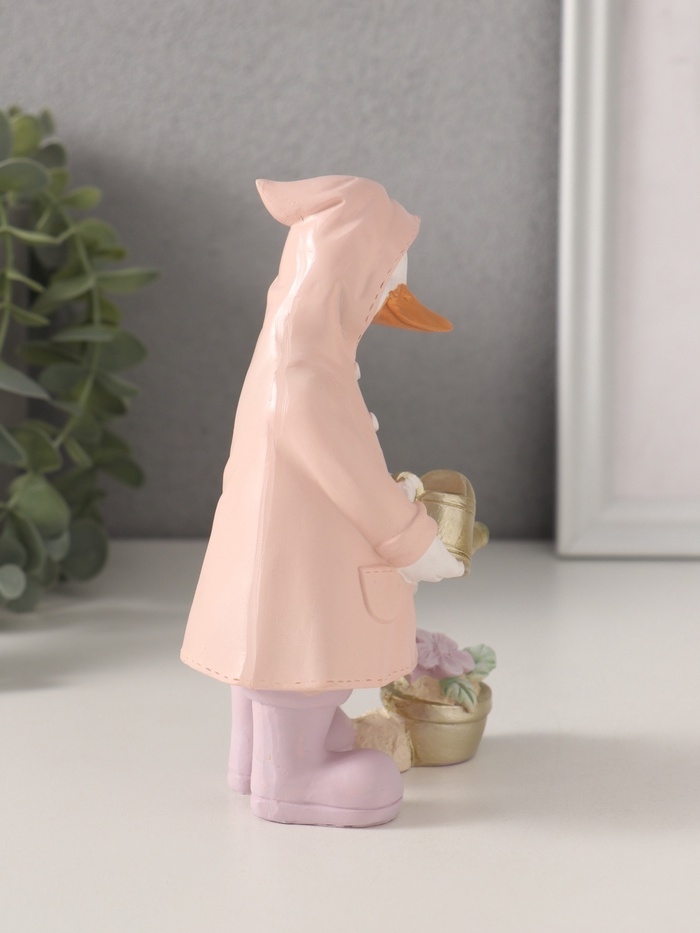Сувенир полистоун "Утка в дождевике поливает цветок из лейки" 9,5х6х14,5 см