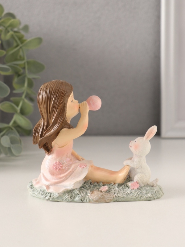 Сувенир полистоун "Малышка надувает шарик, с зайчиком на лужайке" розовый 10,5х5х9 см