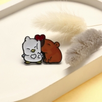 Значок &laquo;Капибара&raquo; с утёнком, оранжево-белый в чёрном металле