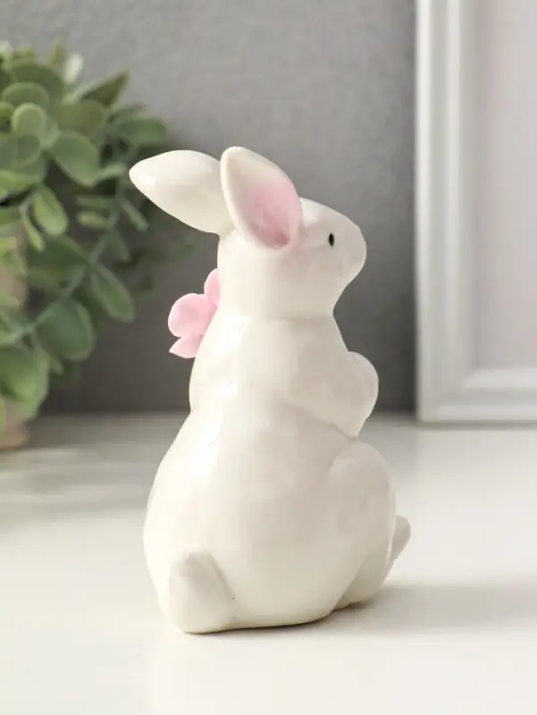 Сувенир керамика "Зайка с цветком" белый 4,5х8х11,8 см