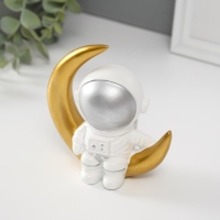 Сувенир полистоун "Астронавт на месяце"  11,5х11х5,5 см