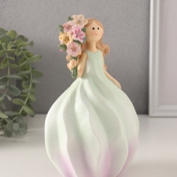 Сувенир полистоун "Девочка-зефирка с букетом" зелёно-фиолетовый 11,5х10,5х18,5 см