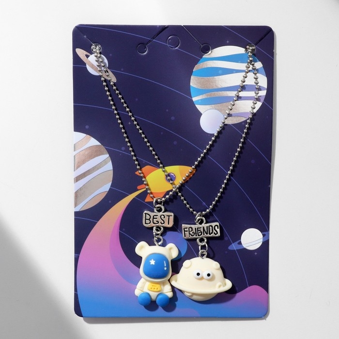 Кулоны &laquo;Неразлучники&raquo; космонавт и летающая тарелка, цвет сине-белый в серебре, 40 см