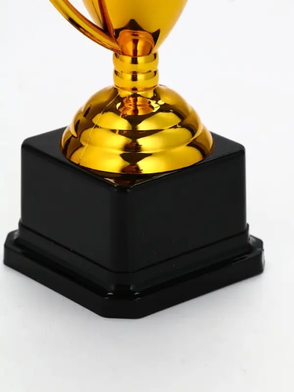 Кубок 093, наградная фигура, золото, подставка пластик ЧЕРНАЯ, 18,2 х 12 х 7,5 см
