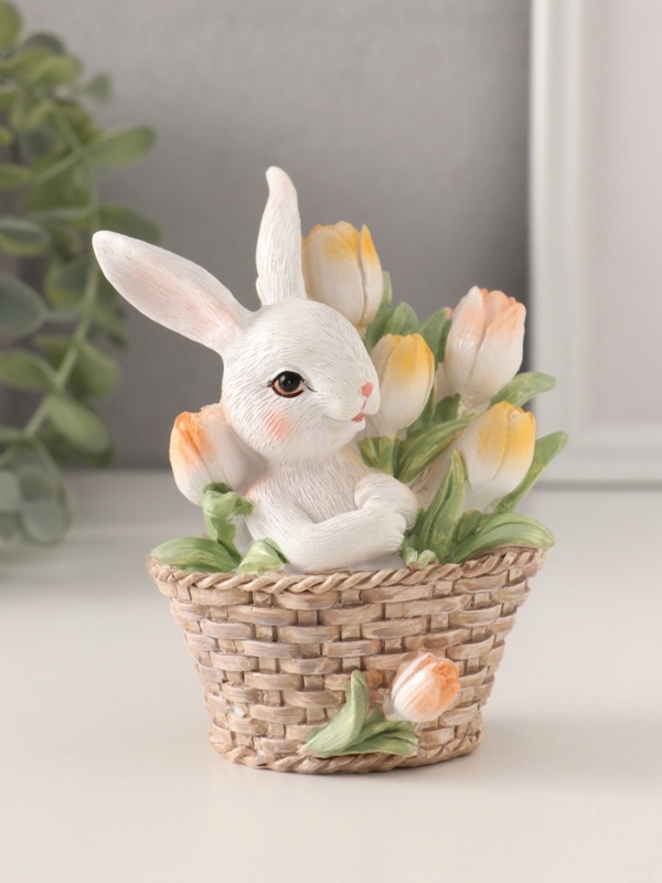 Сувенир полистоун "Белая зайка в плетённой корзине с тюльпанами" 9,5х5,5х11,5 см