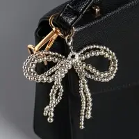 Брелок на карабине "Двойной бант" серебро, бусины d=0,4 и 0,5 см 11,5х9,5х1 см