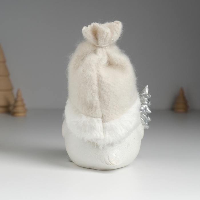 Сувенир полистоун "Воробушек в шапке, с серебристой ёлкой" 10х8,5х13 см