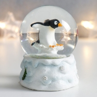 Сувенир полистоун водяной шар "Пингвин на снегу" 7х6,7х8,8 см