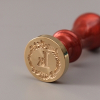 Печать для сургуча с пластиковой ручкой "Венок с буквой L" 2,5х2,5х6,3 см