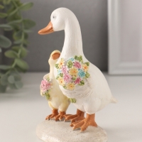Сувенир полистоун "Утка с утёнком с букетами цветов" 8х8х13 см