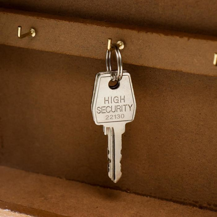 Ключница дерево 6 крючков "Дом со ставнями-сердечками" 29,5х22,5х6 см