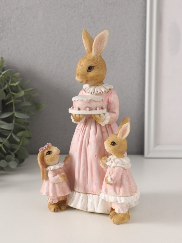 Сувенир полистоун "Мама зайка с дочками - именнинный торт" розовый 12,5х9,5х20,5 см