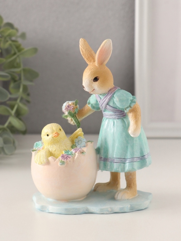 Сувенир полистоун "Зайка в голубом платье и цыплёнок в яйце с незабудками" 10х6,5х13,5 см
