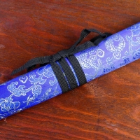 Сув. изделие катаны 2в1 на подставке, ножны ткань, драконы золото на синем 47/70см