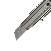 Нож канцелярский, 18 мм, металл с металлическим направляющим фиксатором, на блистере