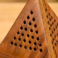 Подставка под благовония в форме пирамиды "Джали" 9х9х15,5 см, дерево шишам