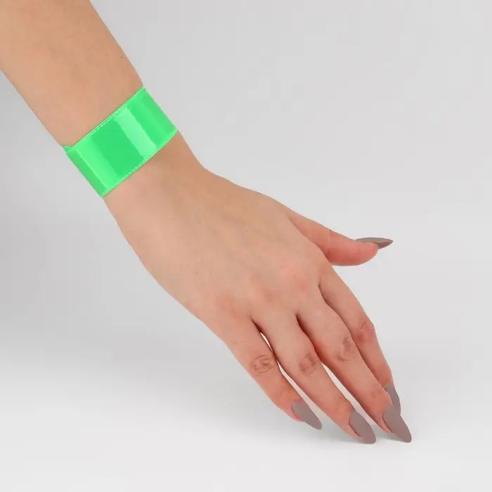 Светоотражающий слэп-браслет, самофиксирующийся, 22 &times; 3 см, цвет МИКС