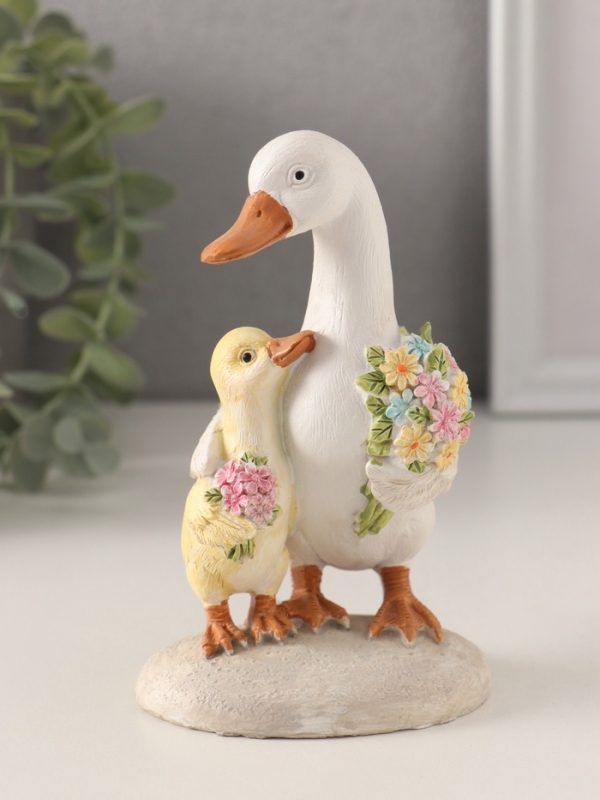 Сувенир полистоун "Утка с утёнком с букетами цветов" 8х8х13 см