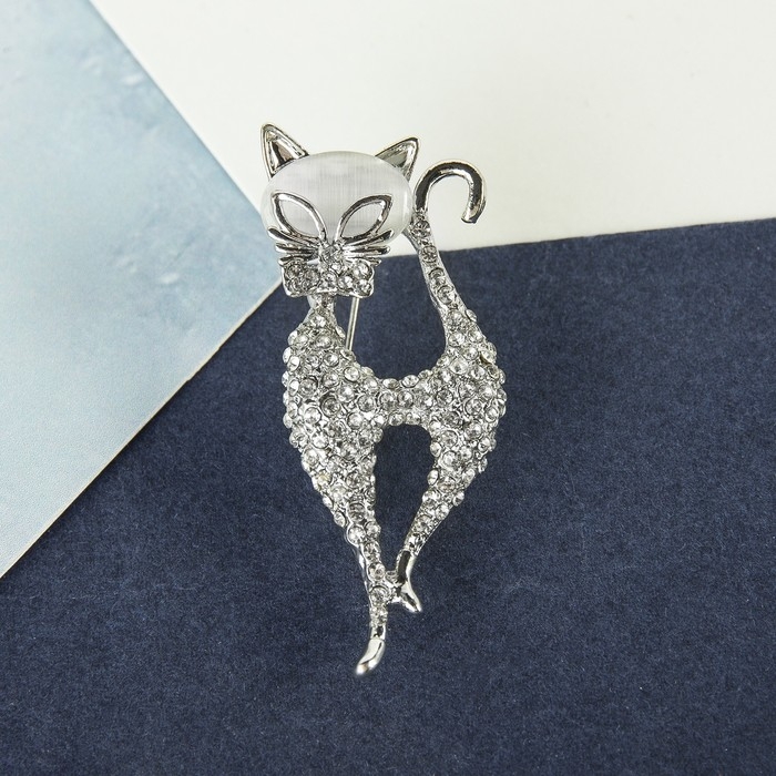 Брошь &laquo;Кошка&raquo; изящная с бантом, цвет белый в серебре