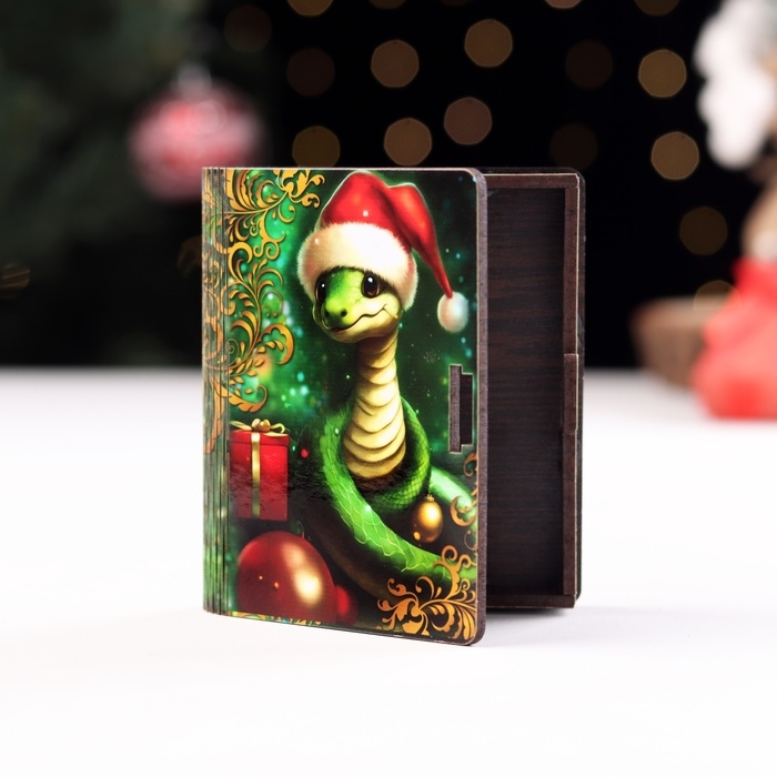 Новый год. Деревянный конверт для денег с символом года № 4 "Зеленый, змея с подарком", 9,8х8,5х2 см