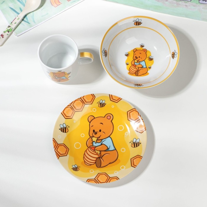 Набор детской посуды из керамики Доляна &laquo;Медвежонок и мёд&raquo;, 3 предмета: кружка 230 мл, миска 400 мл, тарелка d=18 см, цвет белый