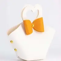 Кожанная подарочная сумочка 10,5 х 5 х 6 см белая