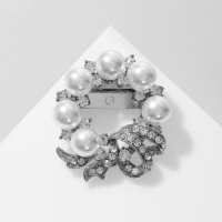 Зажим для платка &laquo;Жемчужный бант&raquo;, цвет белый в серебре