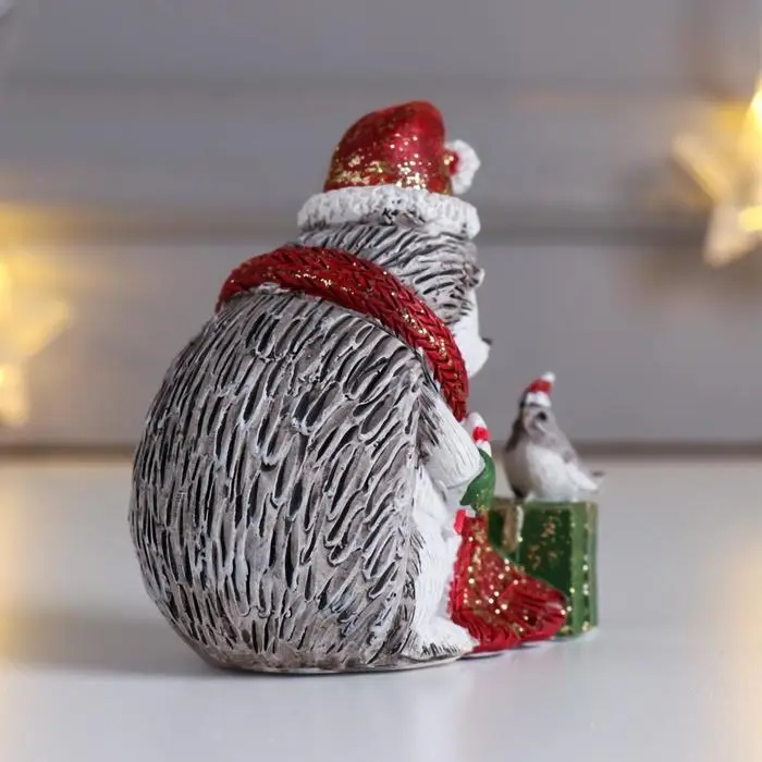 Сувенир полистоун "Ёжик в красном колпак и шарфе, с подарком и птичкой" беж 8,5х5х9,5 см