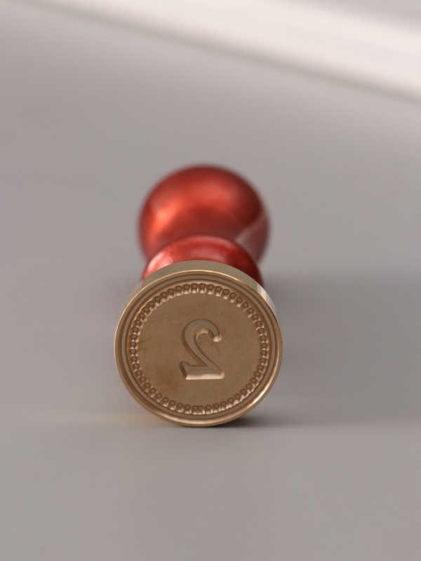 Печать для сургуча с пластиковой ручкой "Классика цифра 2" 2,5х2,5х6,3 см