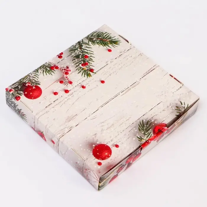 Подарочная коробка сборная с окном &laquo;Новогодние веточки&raquo;, 16&times;16&times;3 см
