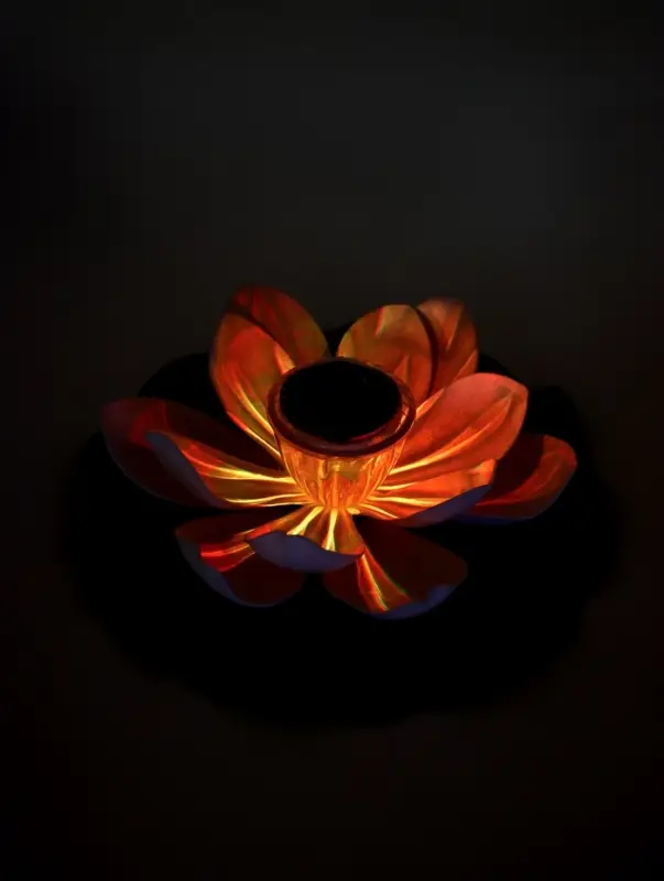 Садовый светильник для водоемов 28 х 28 х 9  см на солнечной бат-е "Лотос" бел N011