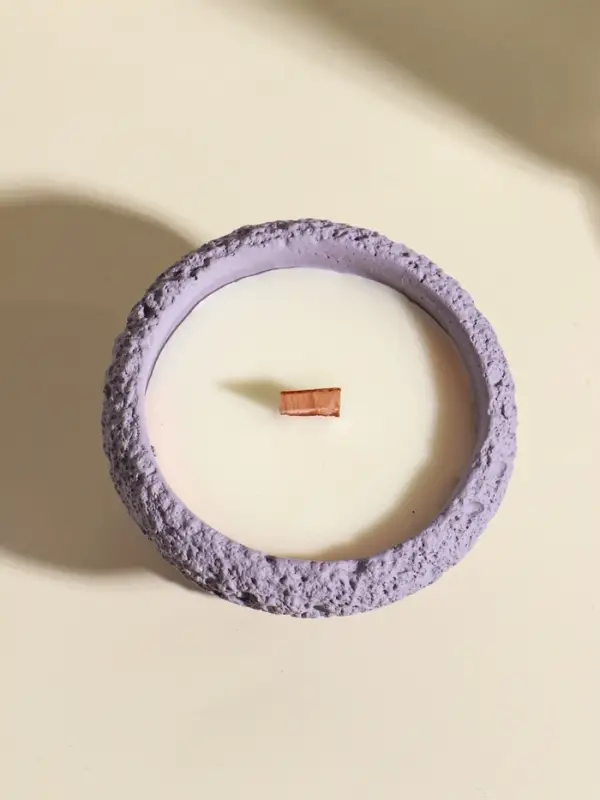 Свеча в вулканическом подсвечнике "Чаша" деревянный фитиль, сиреневая 9,3х9,3х5,5 см