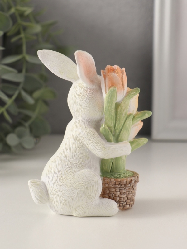 Сувенир полистоун "Белый кролик с тюльпанами в плетённом горшке" 8,5х5х10,5 см
