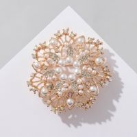 Брошь &laquo;Цветок&raquo; многослойный с жемчугом, цвет белый в золоте