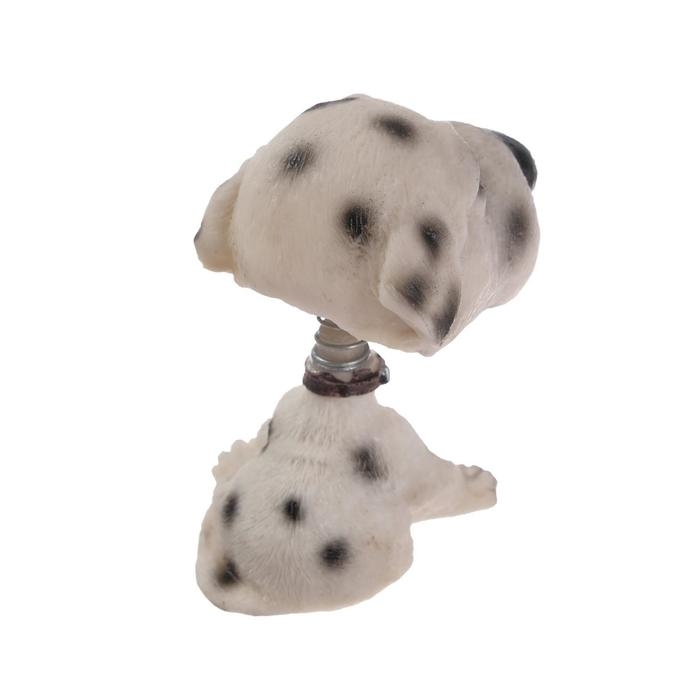 Собака на панель авто, качающая головой, далматин