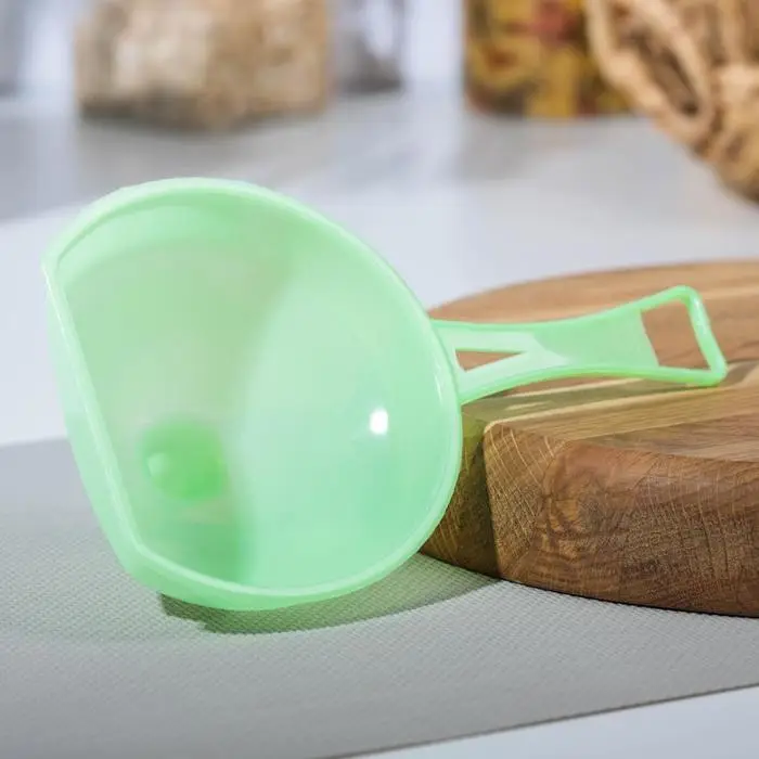 Воронка пластиковая с ручкой, 19&times;12&times;9 см, зелёная