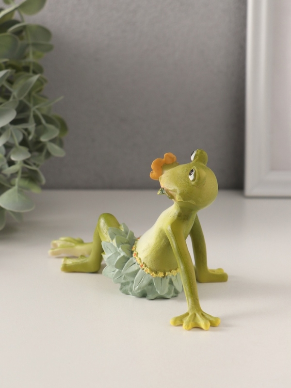 Сувенир полистоун "Лягушонок в набедренной повязке из листьев, с цветком во рту" 15х9,5х8 см   10583