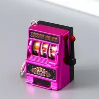Брелок пластик "Игровой автомат - казино" фуксия 2,7х3,4х5 см
