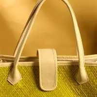 Сумка плетёная на застёжке из пандана 41х16х50 см, жёлто-белый