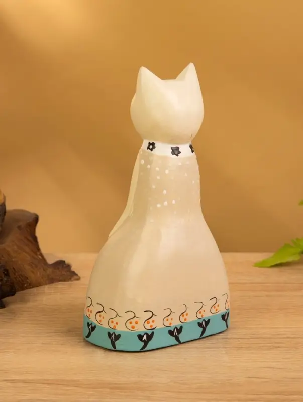 Сувенир дерево "Белая кошка в бежевом платье" 9х5х15,5 см