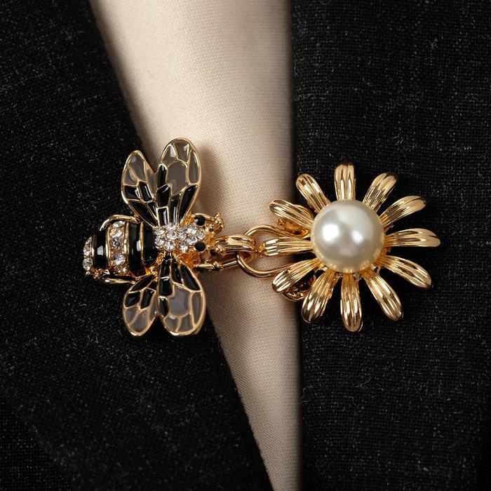 Зажим для кардигана &laquo;Пчела&raquo;, цвет чёрно-белый в золоте