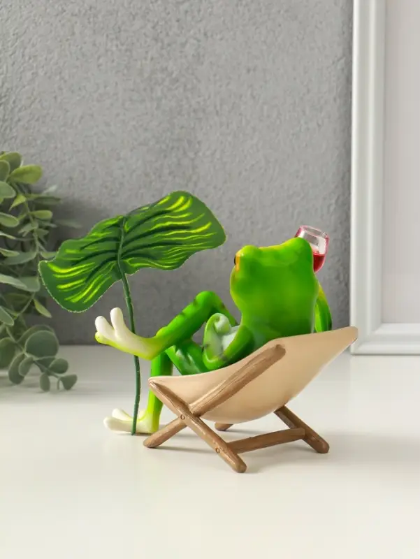 Сувенир полистоун "Лягуха в кресле с бокалом под пальмовым листом" 5,8х7,5х14,5 см