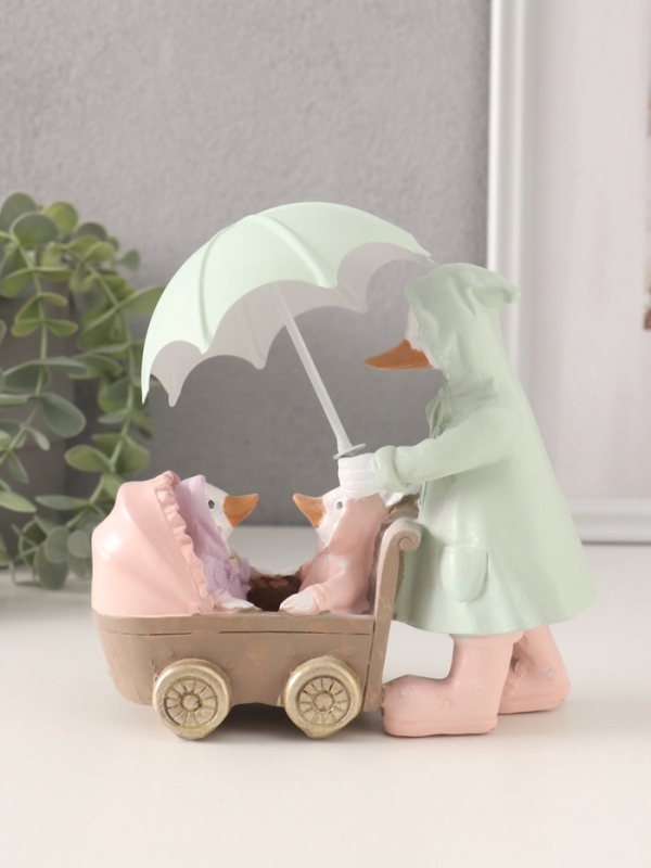 Сувенир полистоун "Утка с утятами в коляске в дождевиках под зонтом" 15,5х6,5х14/16 см